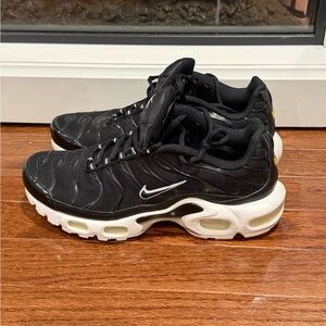 Nike Black and White Athletic Shoes